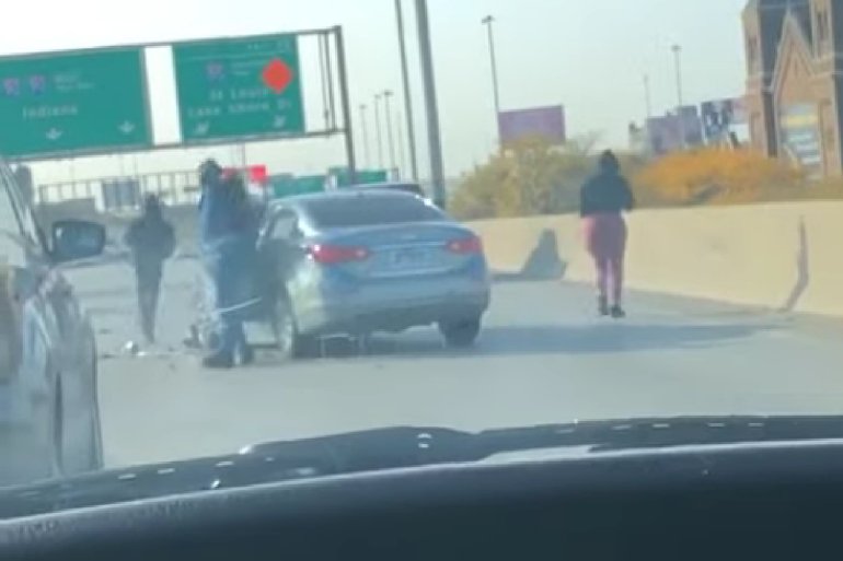 REAL LIFE WILD WEST:  Carjacking on Chicago’s Dan Ryan Expressway – with an AR-style gun – caught on camera [VIDEO]